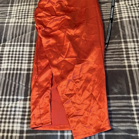 HP!! 🎉 NWT Rust satin one shoulder ruched midi dress - Picture 3 of 4